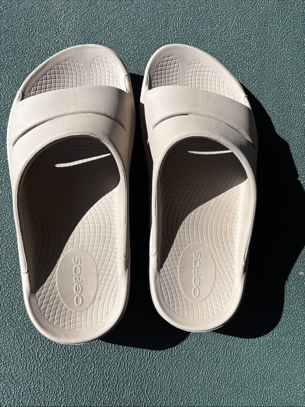 OOFOS Women's OOriginal Slide - Beige/Cream Recovery Sandal